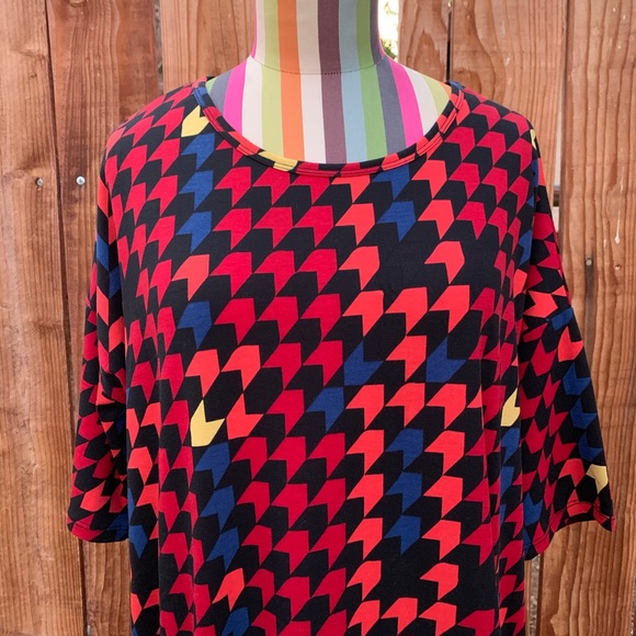 LuLaRoe Irma Tunic Top Red And Black Print 0500 - Picture 2 of 5